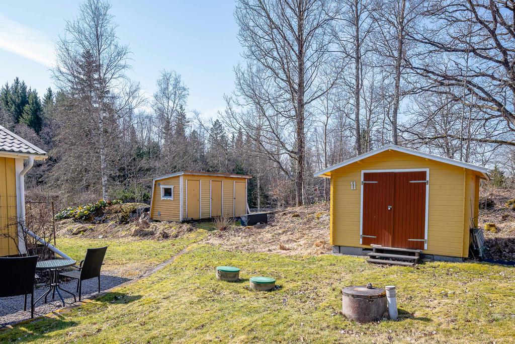 Redskapsbod och litet uthus med f.d. dass, verkstad och vedbod
