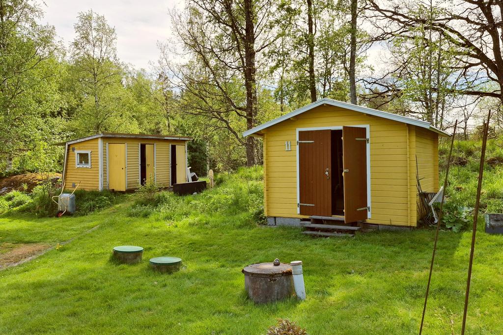 Redskapsbod och litet uthus med f.d. dass, verkstad och vedbod