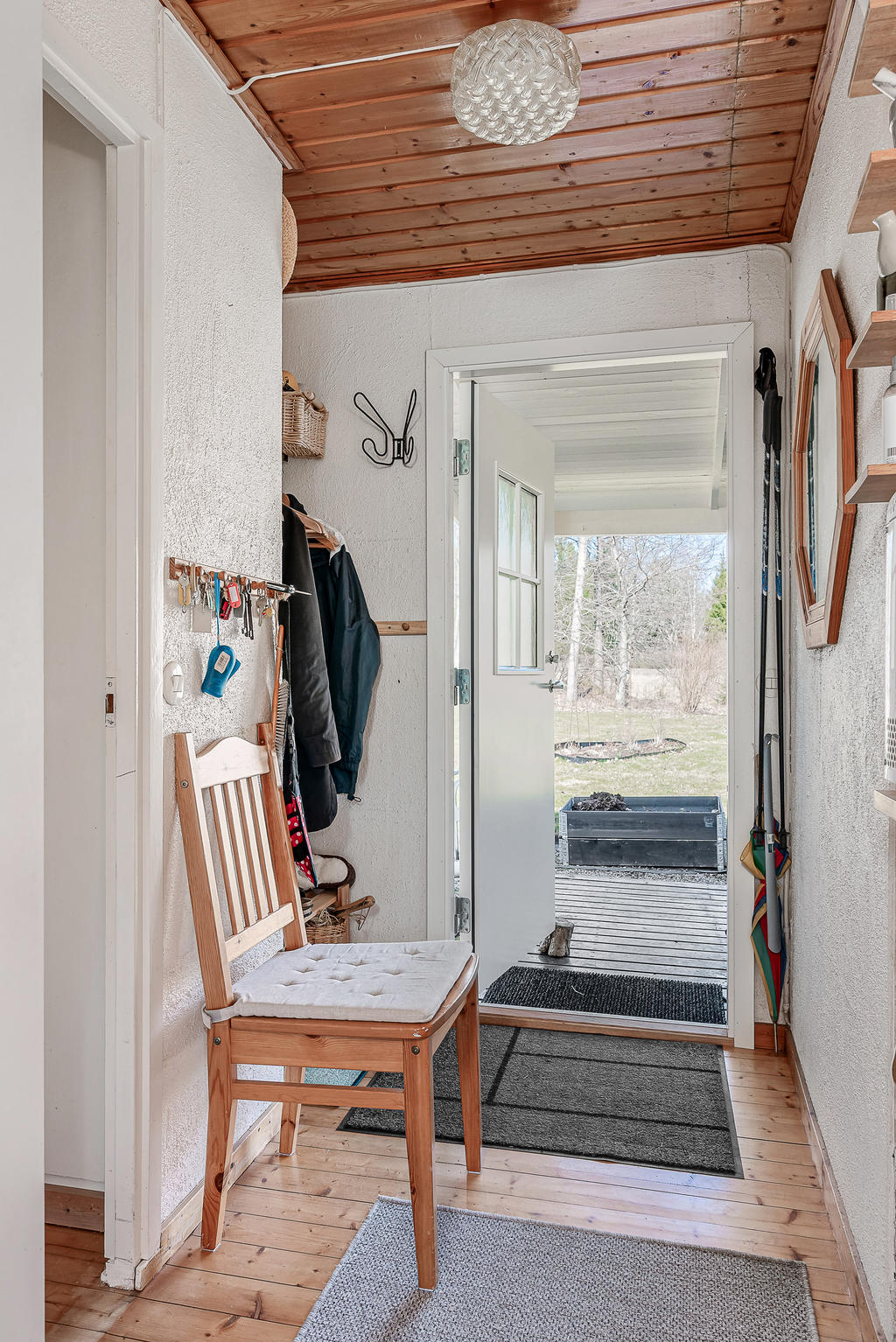 Hallen med ingång via altanen