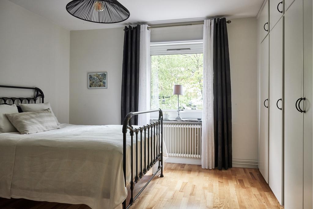 Sovrummet har ljusa väggar och ett golv i varmare ton. Mycket förvaringsmöjligheter i alla garderoberna.