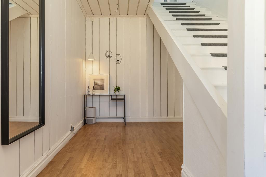 Rymlig hall med avhängningsplats.