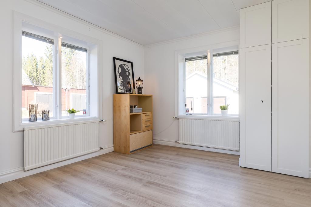 Sovrum 1 med 2 st garderober/kontor.