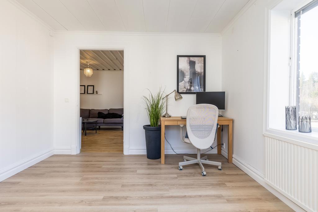 Sovrum 1 med 2 st garderober/kontor.