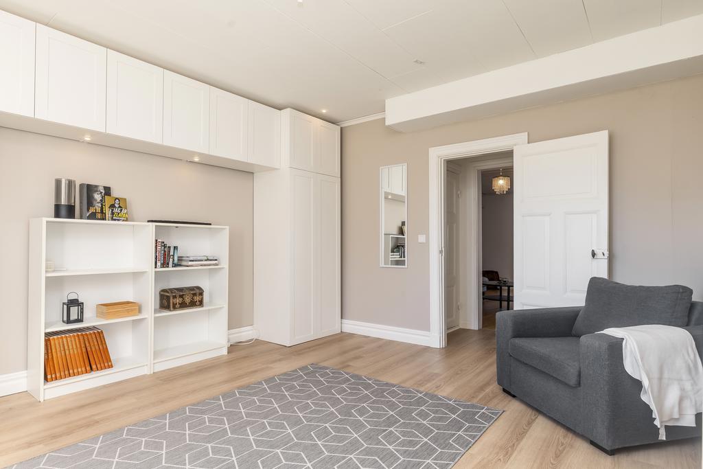 Sovrum 2 med garderober