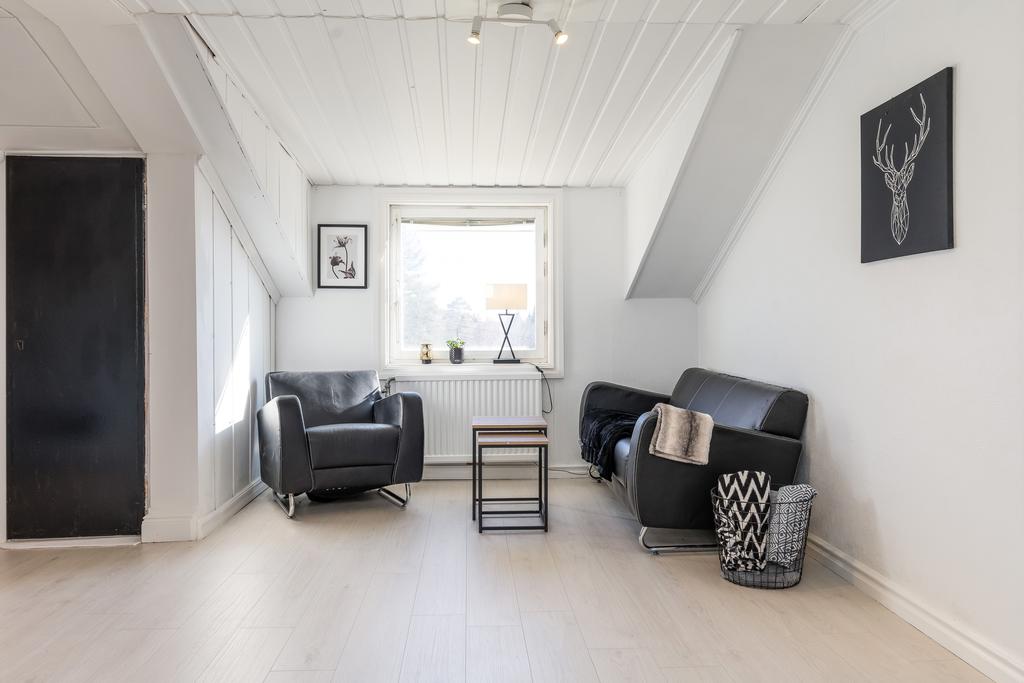 Stort allrum uppe med förrådsrum