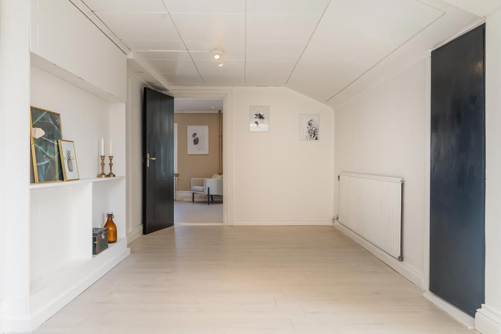 Stort allrum uppe med förrådsrum