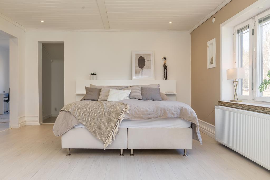 Stort sovrum uppe med 2 st walk in closet