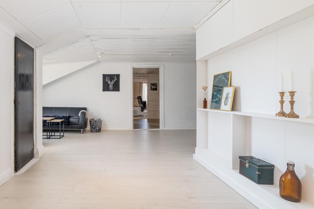 Stort allrum uppe med förrådsrum