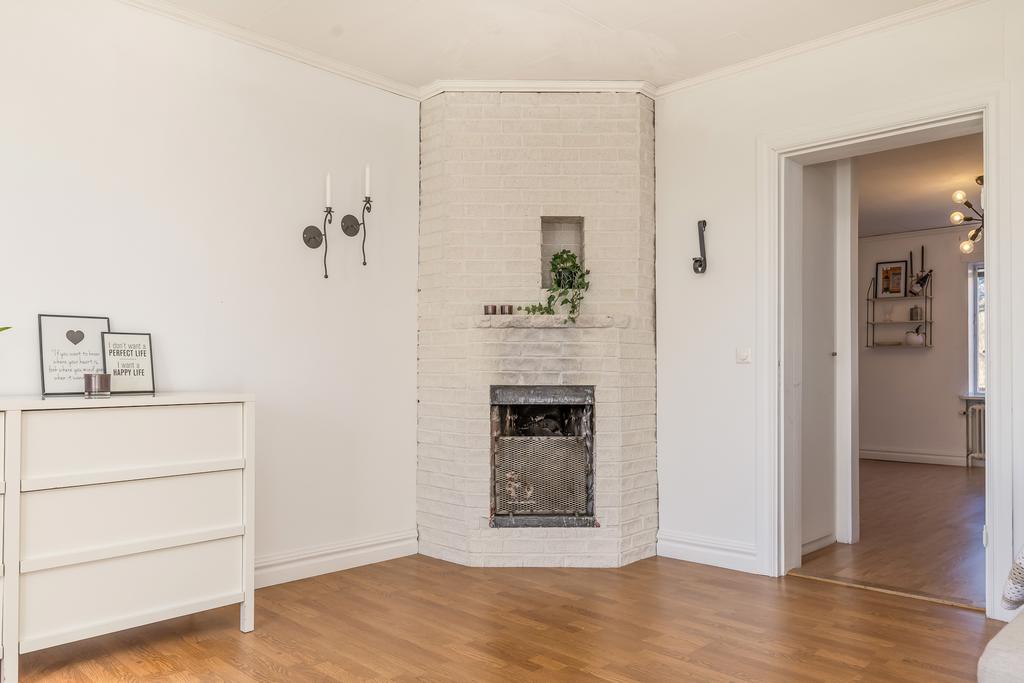 Vardagsrum med kamin mot matrum