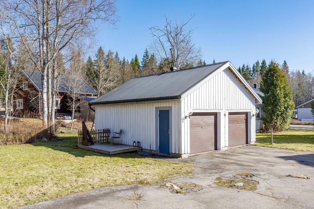 Dubbel garage med uteplats