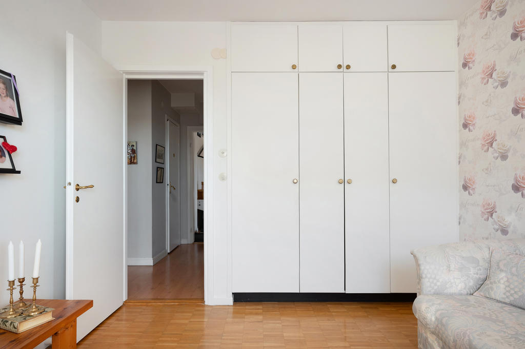 Sovrum på entréplan med vy mot den inre hallen