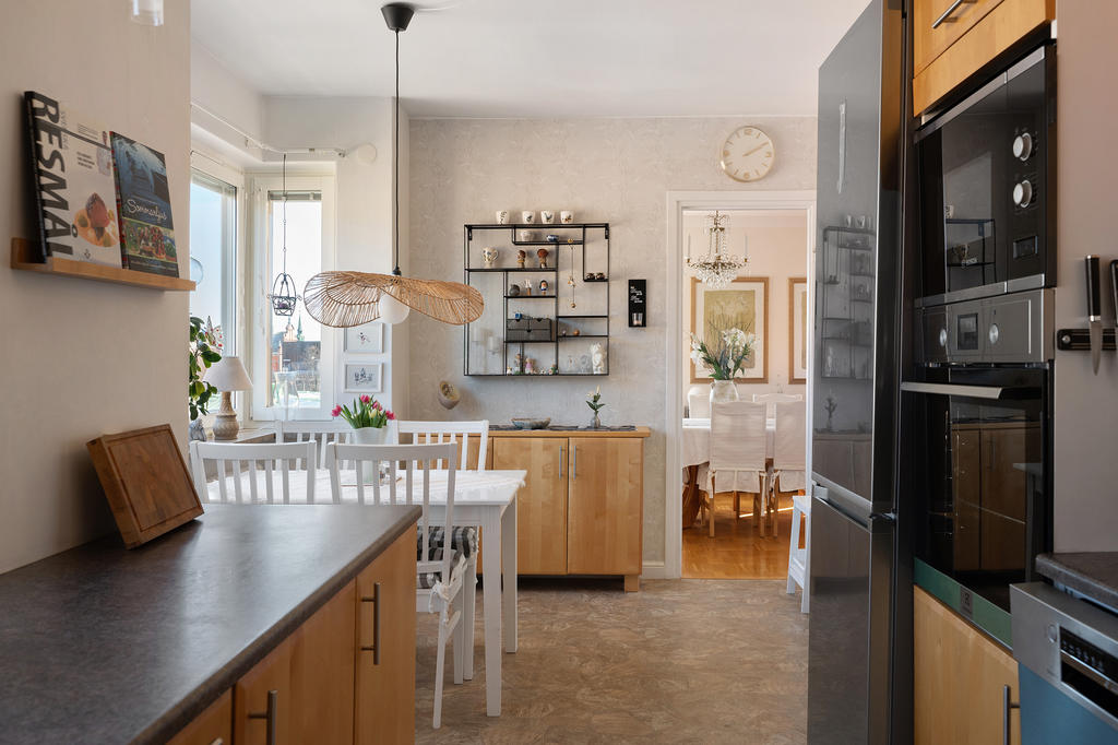 Kök med plats för matgrupp