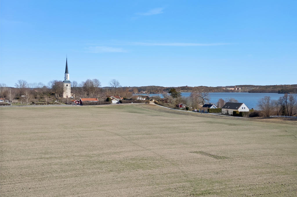 Fri vy mot Ekerö kyrka