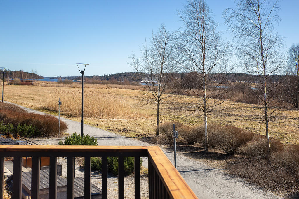 Här njuter du av utsikten från den soliga altanen