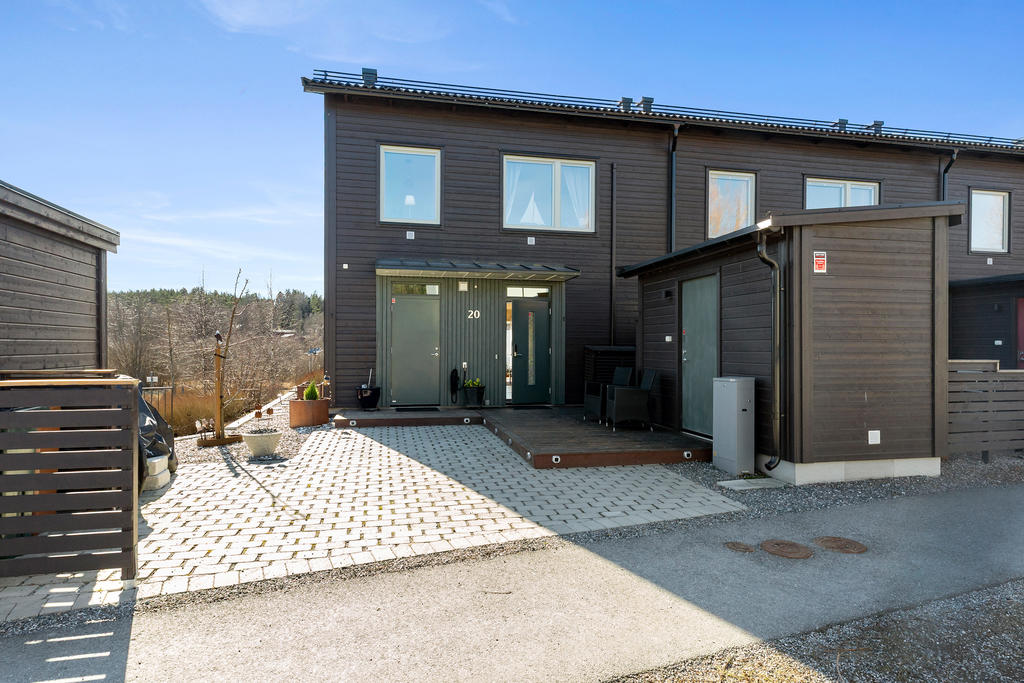 Stenlagd framsida med trädäck