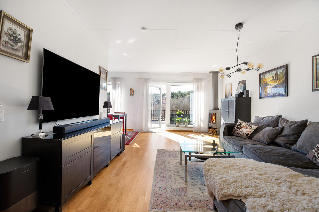 Vardagsrum med braskamin