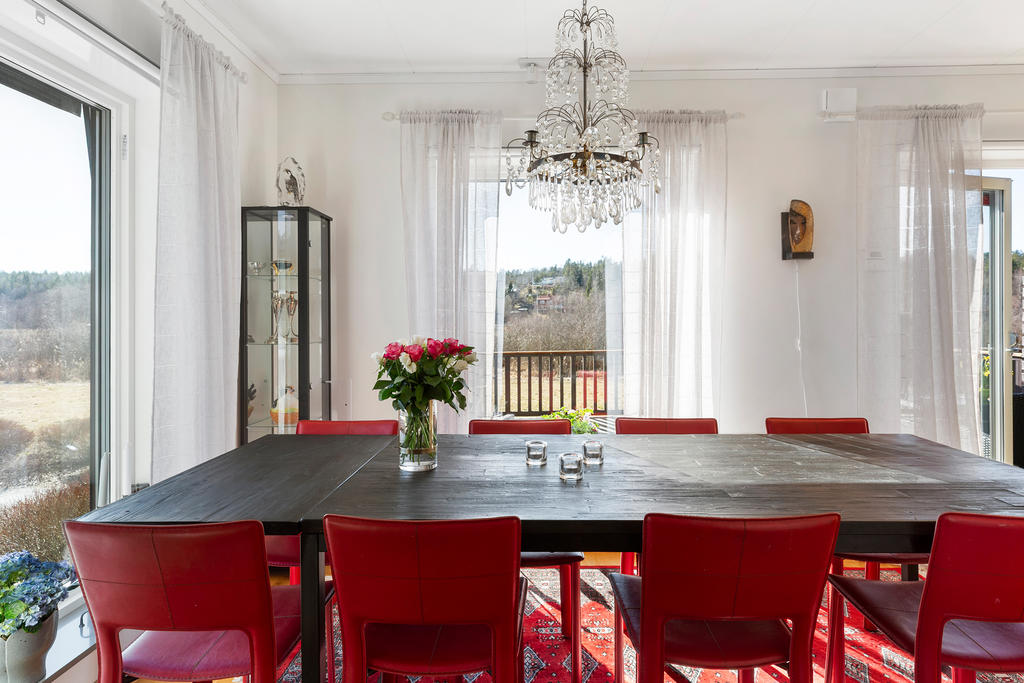 Matplats med  stora fönster och utsikt mot Täljövikens vatten