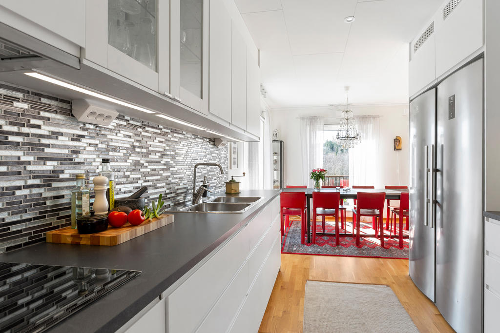 Stilrent kök med påkostade vitvaror