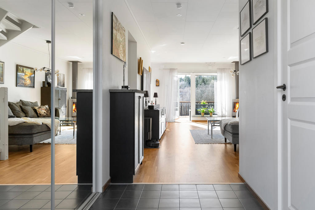 Välkomnande hall med förvaring bakom spegeldörrar