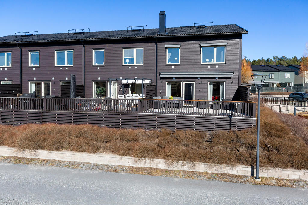 På solsidorna finns robusta markiser med god vindtålighet