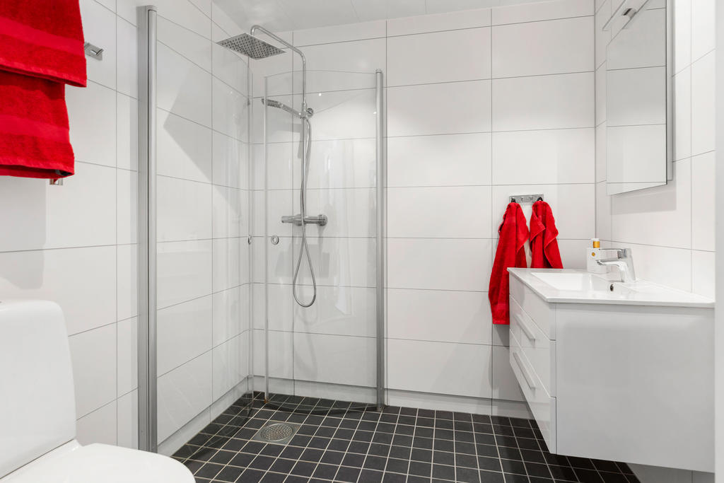 Dusch med takdusch och extra stor kommod på entréplan