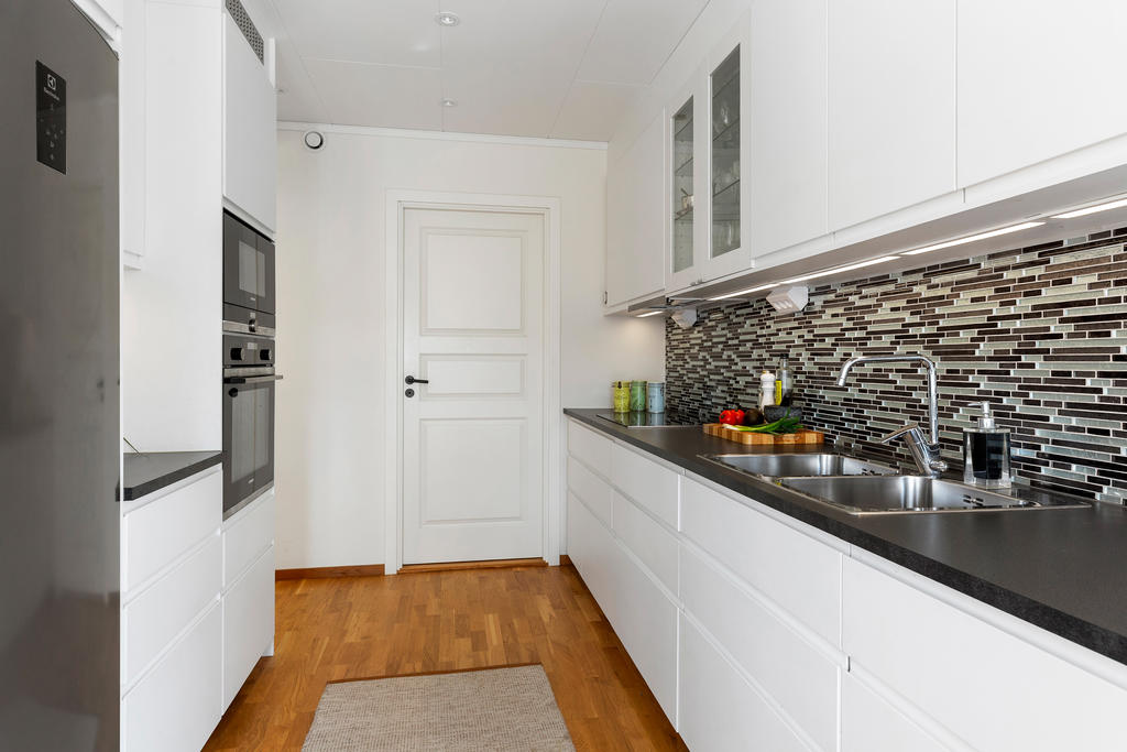 Självklart är dörrarna till alla rum bytta till massiva innerdörrar