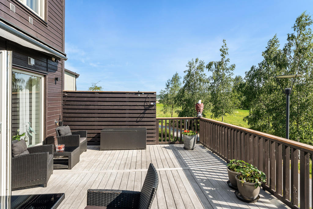 Under markisen kan du söka skugga de soliga sommardagarna