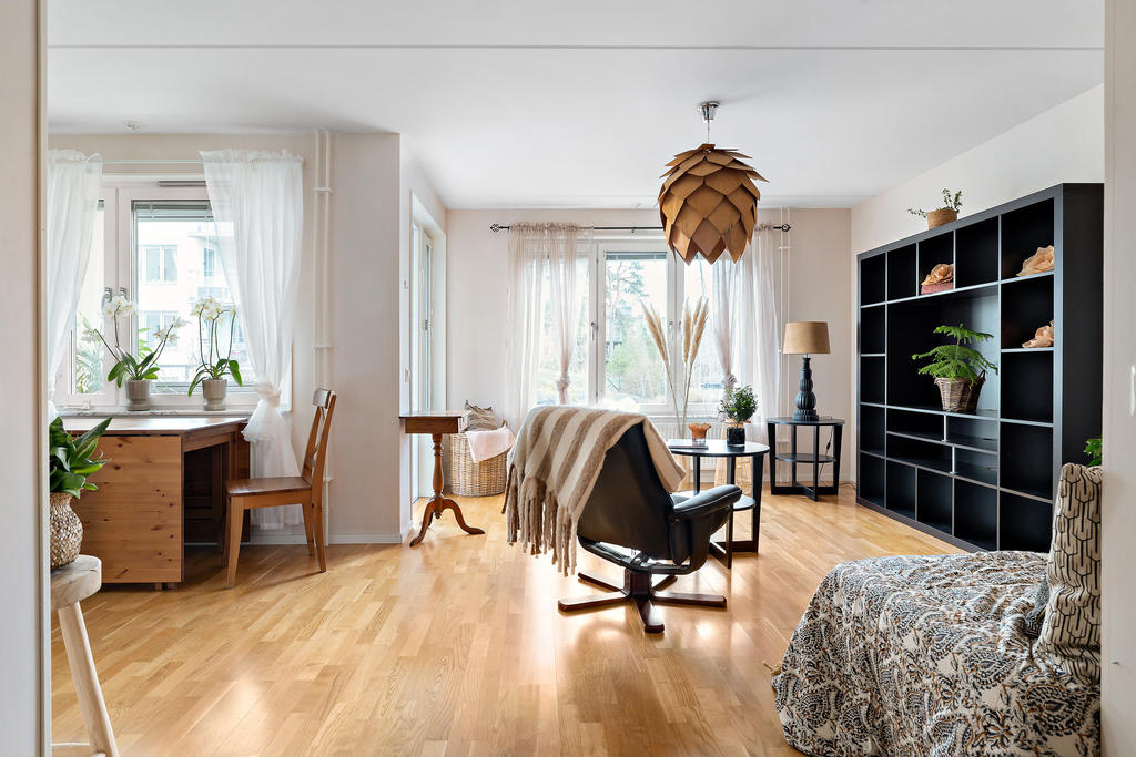 Ombonat vardagsrum med plats för säng