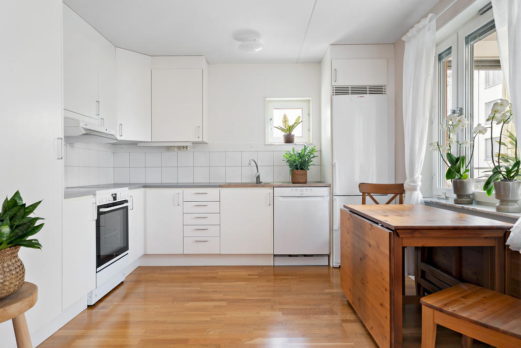 Rymligt kök med plats för matbord