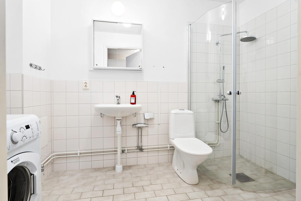 Badrum med tvättmaskin