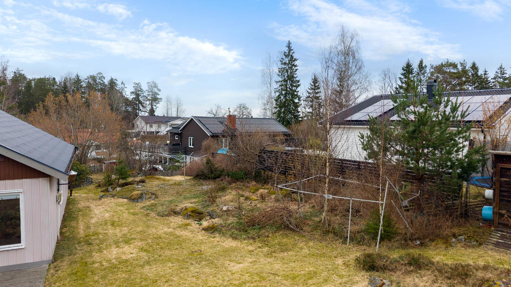 Plats för odlingsland. Förråd till höger.