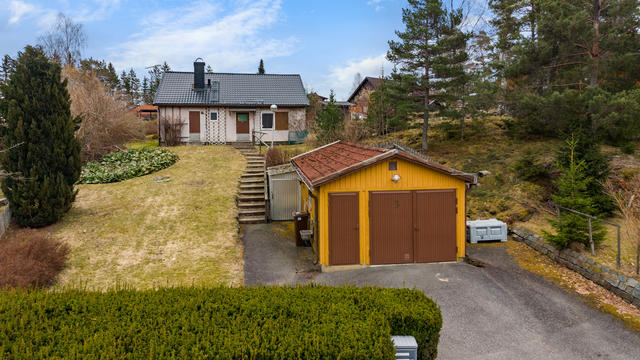 Rejäl tomt med uppfart och garage