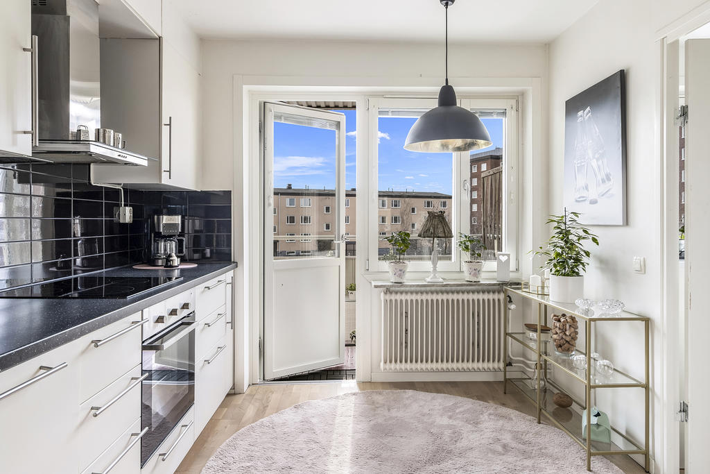 Kök med utgång till balkong