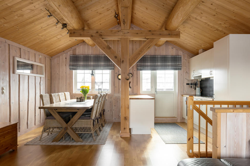 Vardagsrum och kök i öppen planlösning