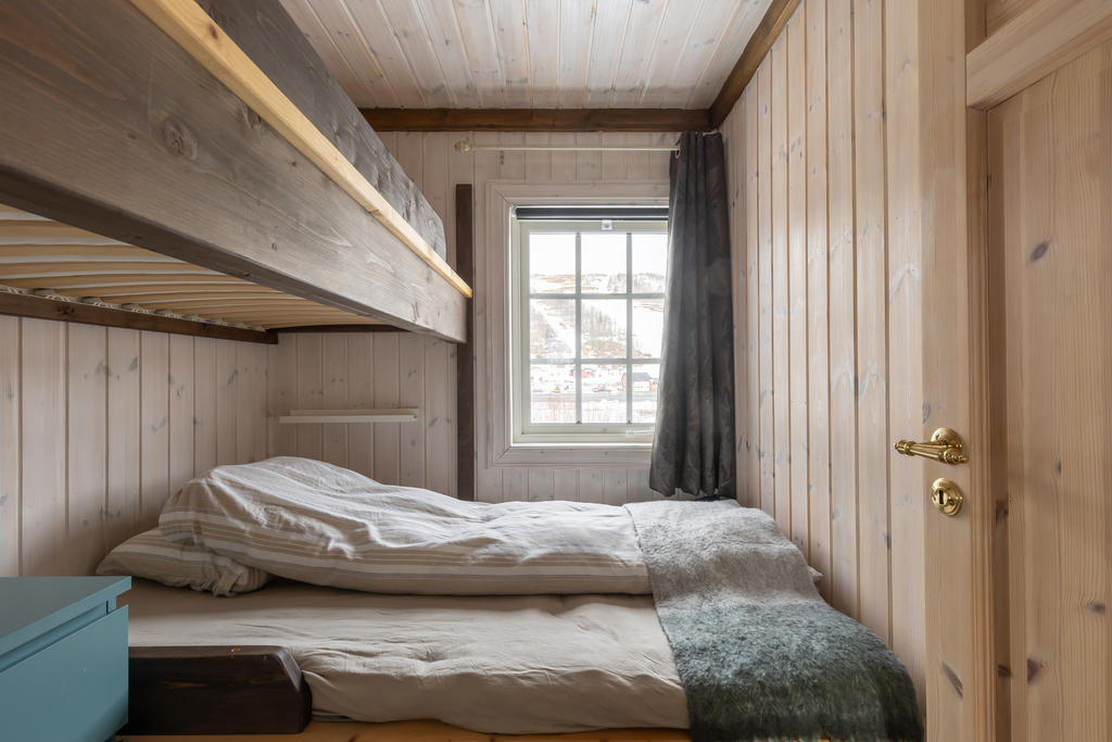 Sovrum med platsbyggd våningssäng