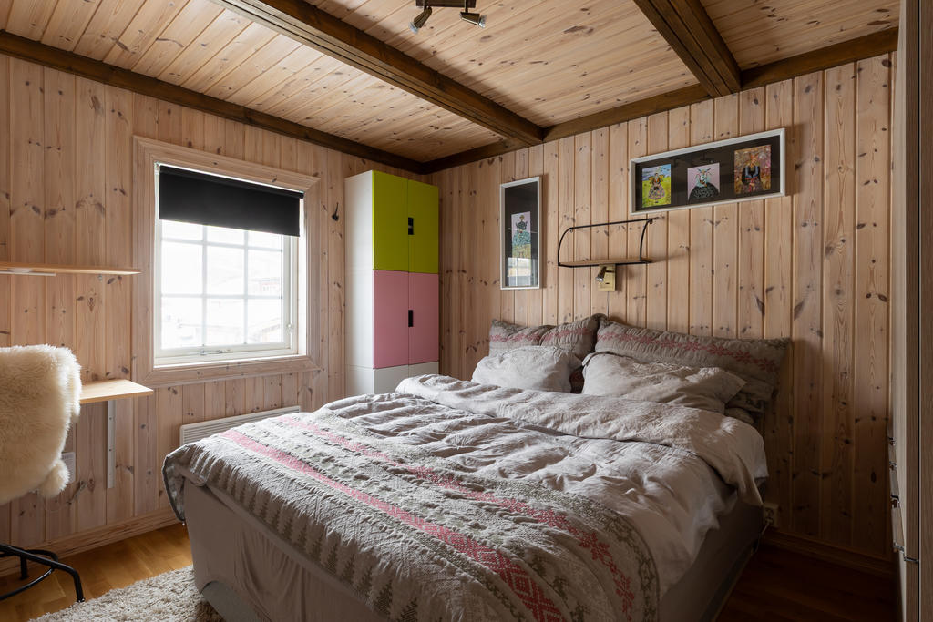 Master bedroom med garderobsförvaring