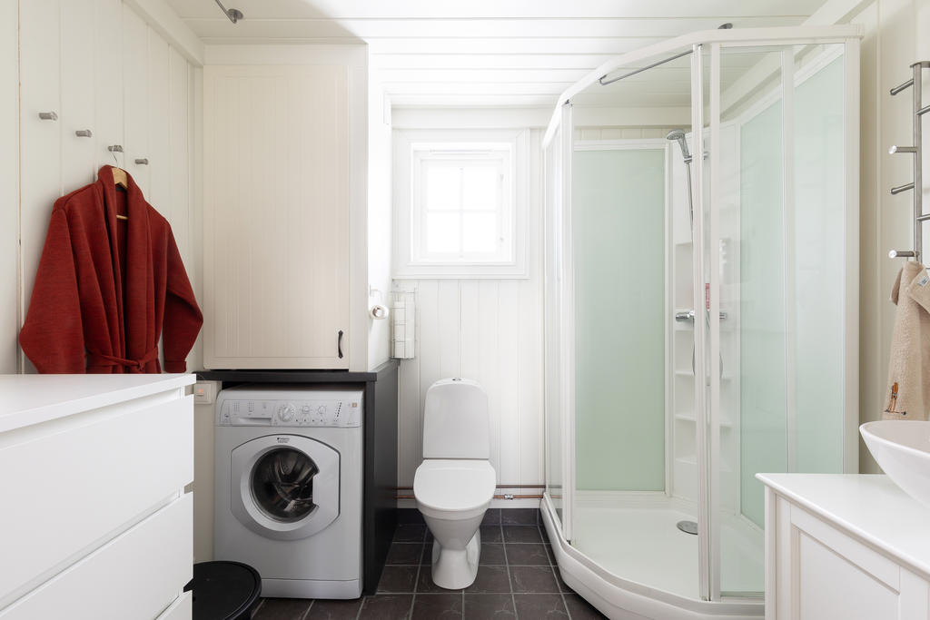 Badrum med tvätt- och torkmöjligheter