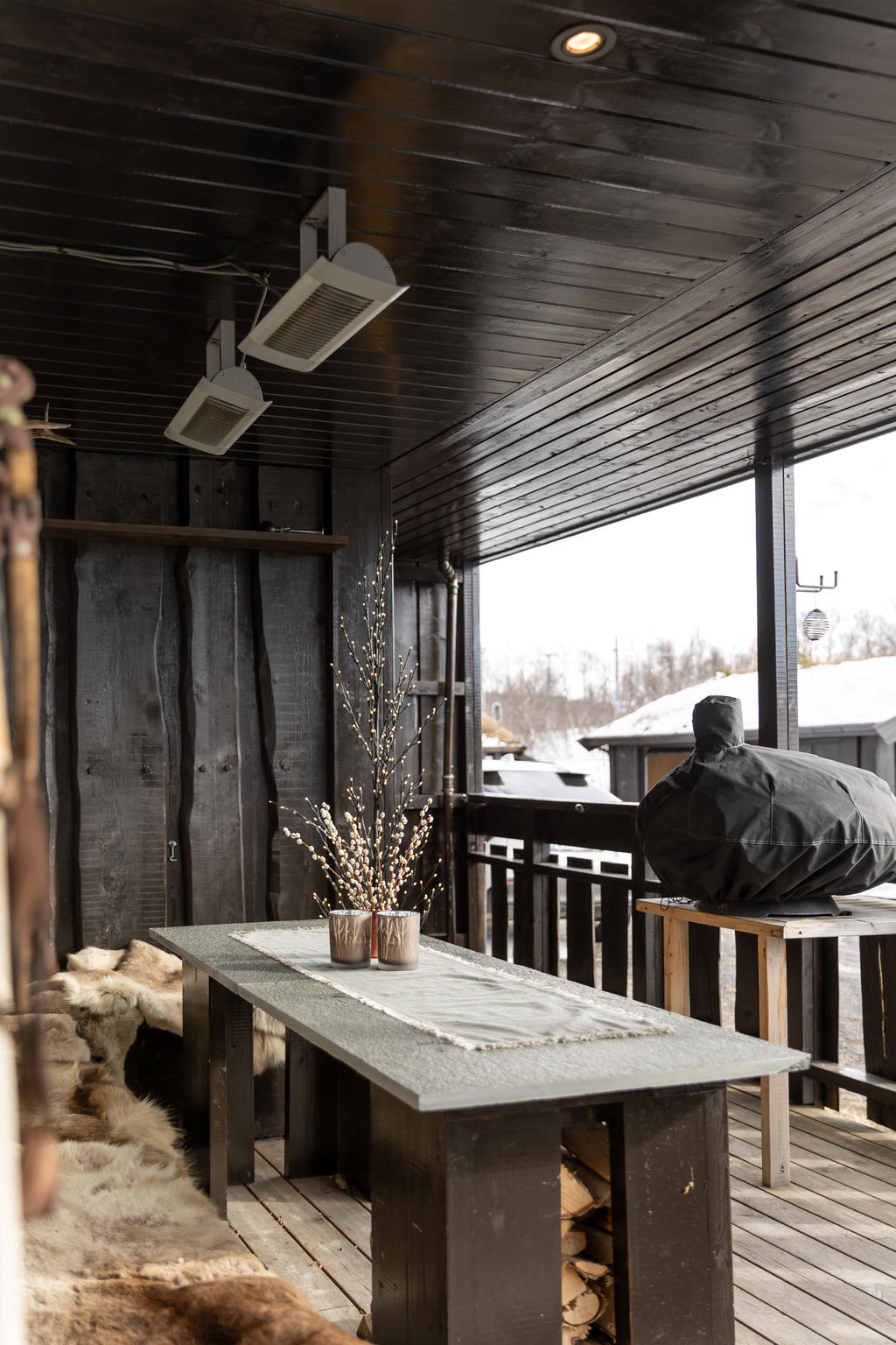 På uteplatsen finns plats för grill eller en pizzaugn