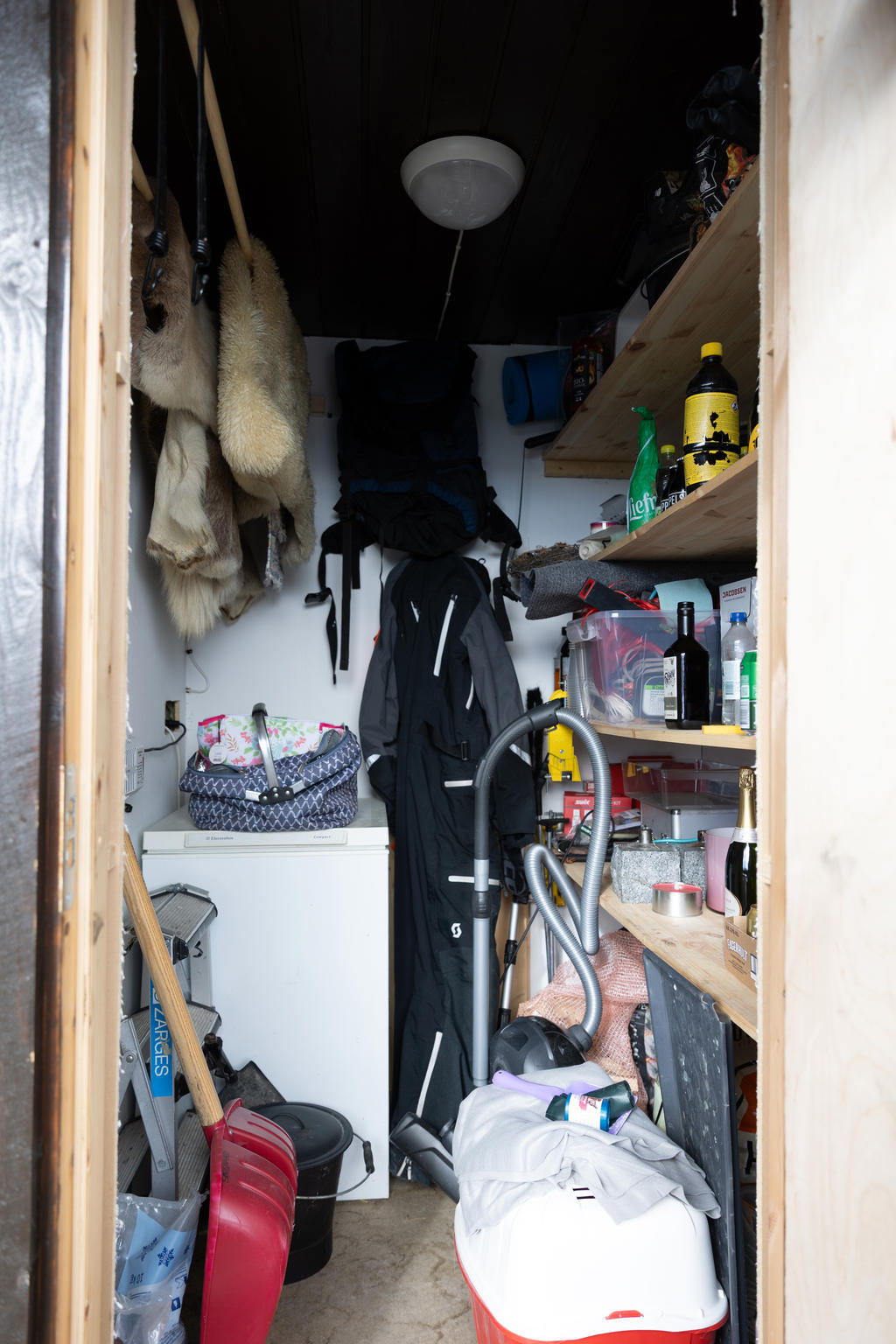 I anslutning till entrén finns ett separat förråd