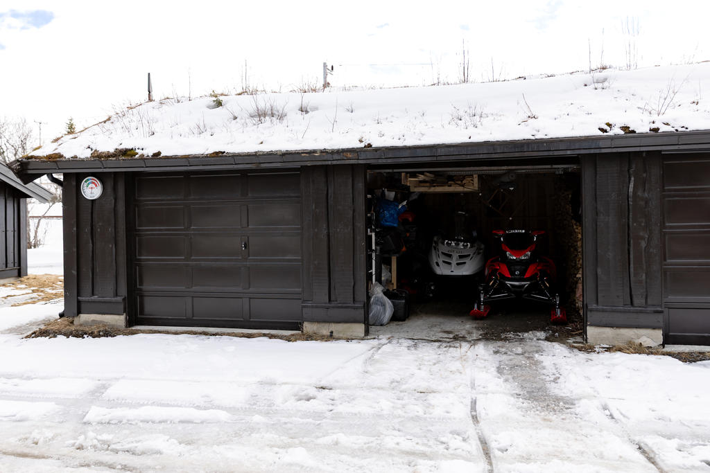 Garage med plats för bil eller flertal skotrar