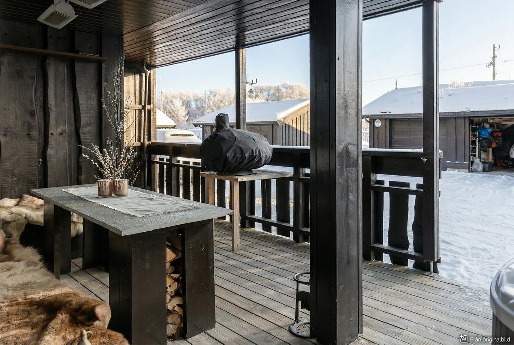 Väl tilltagen uteplats med spabad och specialbyggda bänkar