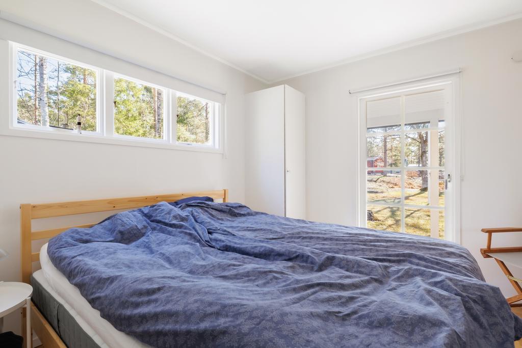 Sovrum 3 med utgång till uteplats