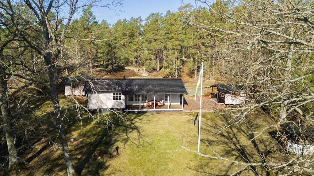 Framsidan med altan under tak