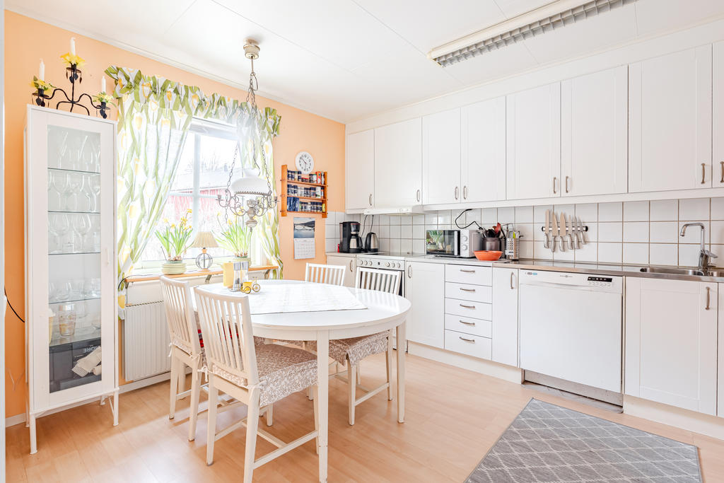 Köket är ljust och trivsamt
