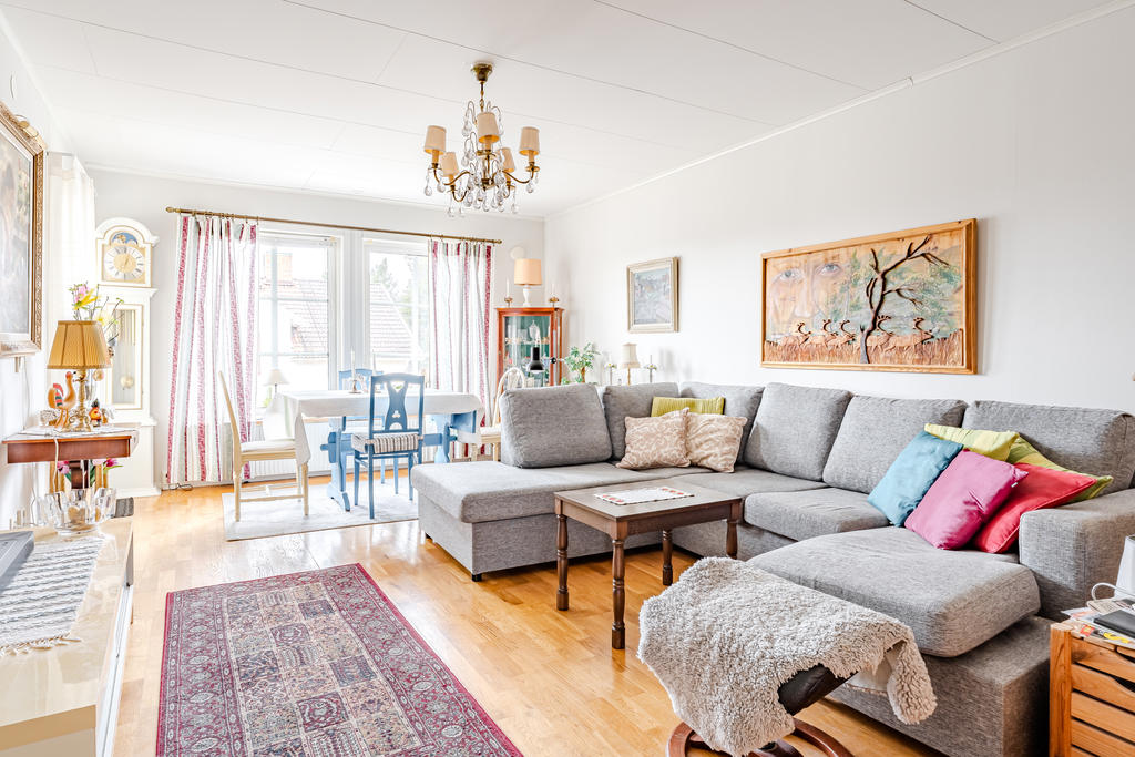 Rymligt vardagsrum med utgång till balkongen