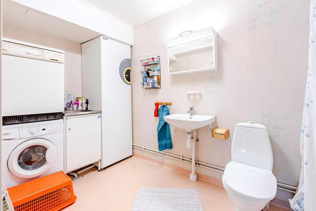 Tvättmaskin och torktumlare i badrummet på nedre plan