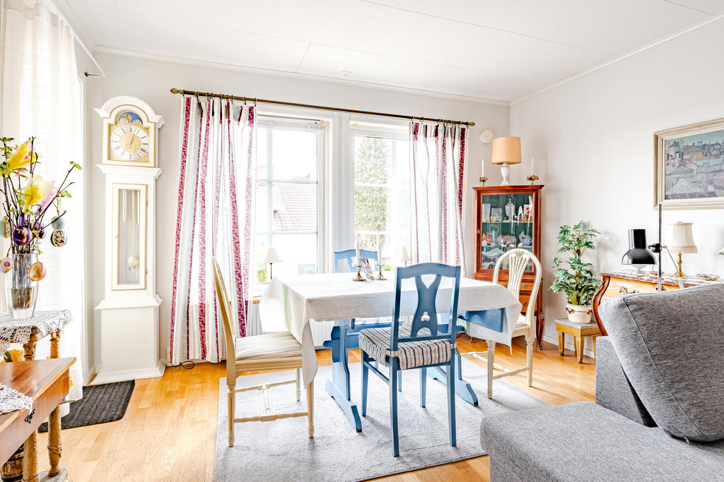 Till vänster om matbordet är utgången till balkongen