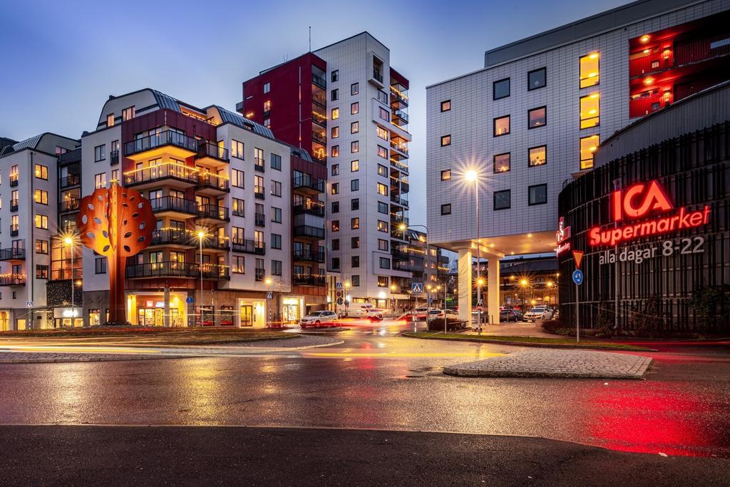 Gångavstånd till allt man kan behöva, här är Vallhamra torg där man har allt man kan behöva 