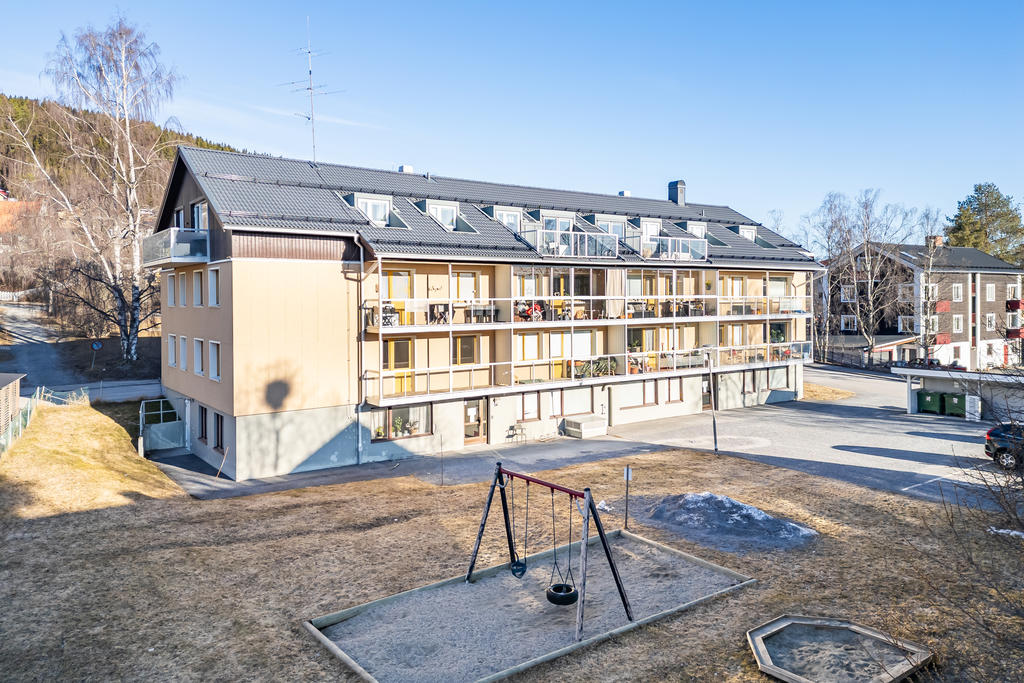 Härlig innergård med lekplats