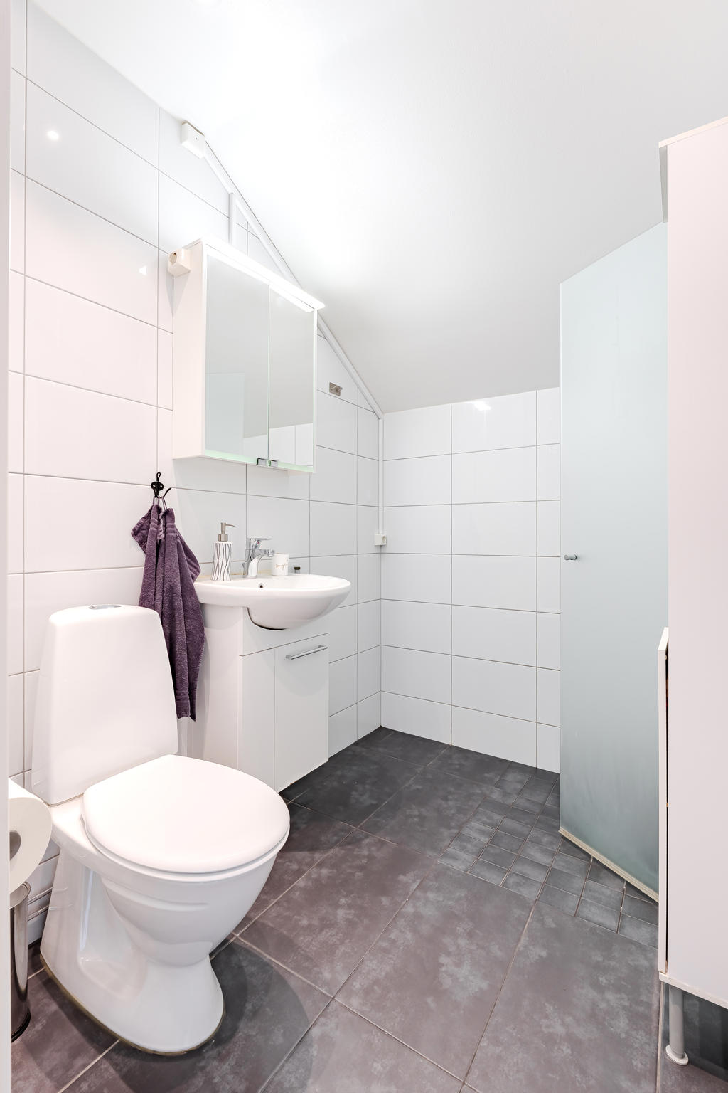 Förberätt för tvättmaskin i badrummet 